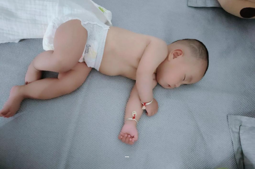 东方孕妇肚脐周围发青